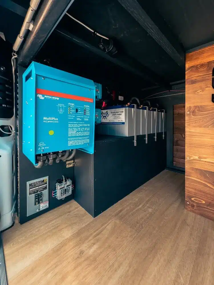 Detailaufnahme des elektrischen Systems mit Victron MultiPlus und Battle Born Lithium-Batterien im Ram Promaster 2500 Van-Ausbau