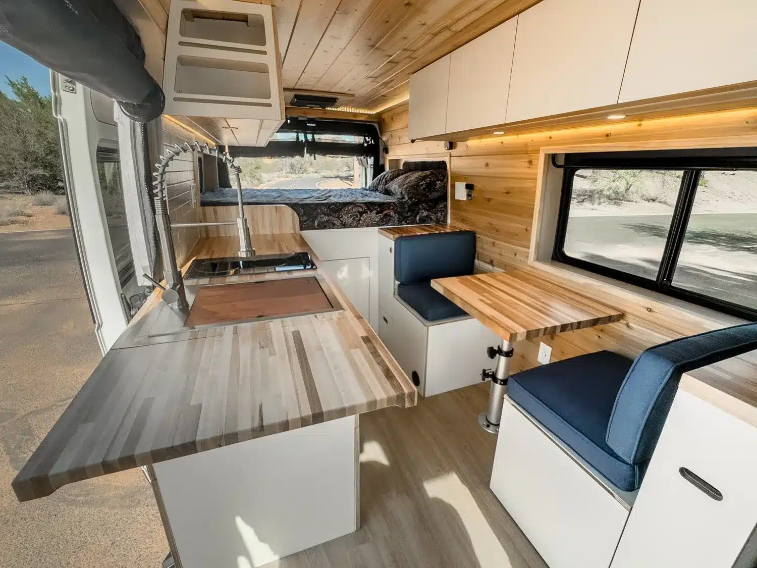 Moderner Ausbau eines Ram Promaster Kastenwagens mit Küche, Sitzbereich und Bett
