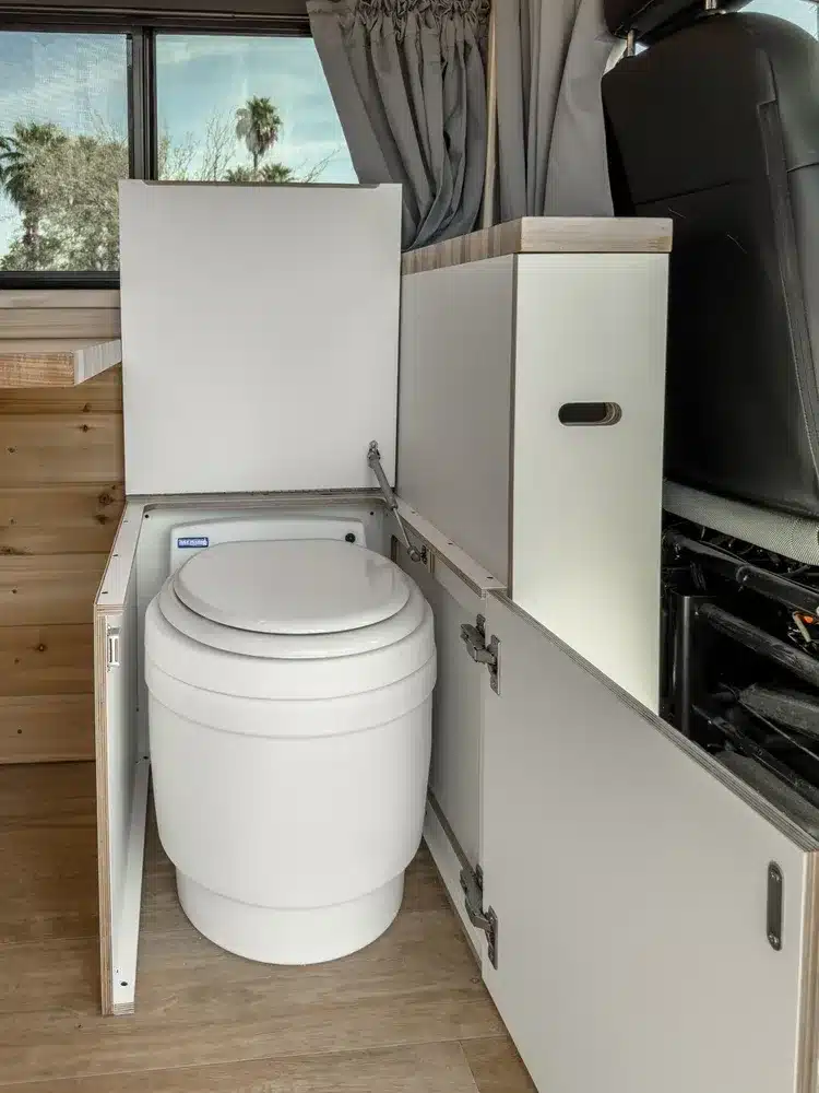 Komposttoilette in einem modernen Camper-Innenausbau, Kastenwagen-Interieur