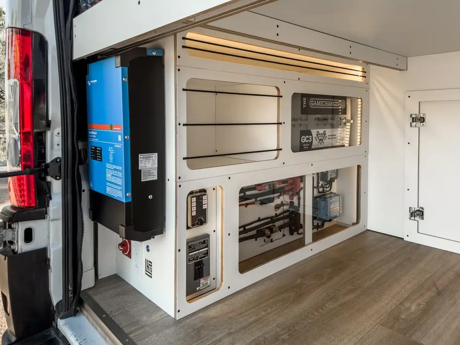 Strom- und Technikmodul im Innenraum eines umgebauten Ram Promaster Kastenwagens