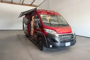 Roter RAM Promaster 3500 High Roof 159” EXT Kastenwagen mit ausfahrbarer Markise, seitlicher Schiebetür und sichtbarem Camper-Ausbau