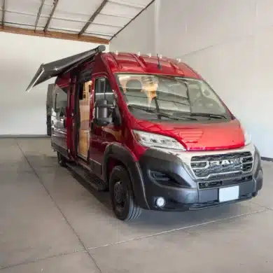 Roter RAM Promaster 3500 High Roof 159” EXT Kastenwagen mit ausfahrbarer Markise, seitlicher Schiebetür und sichtbarem Camper-Ausbau