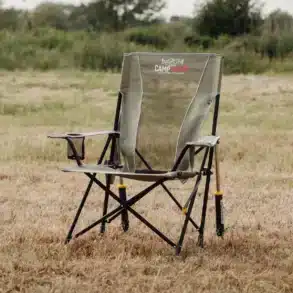 Schwingender Campingstuhl mit Gasdruckfeder von CAMPWERK auf einer Wiese