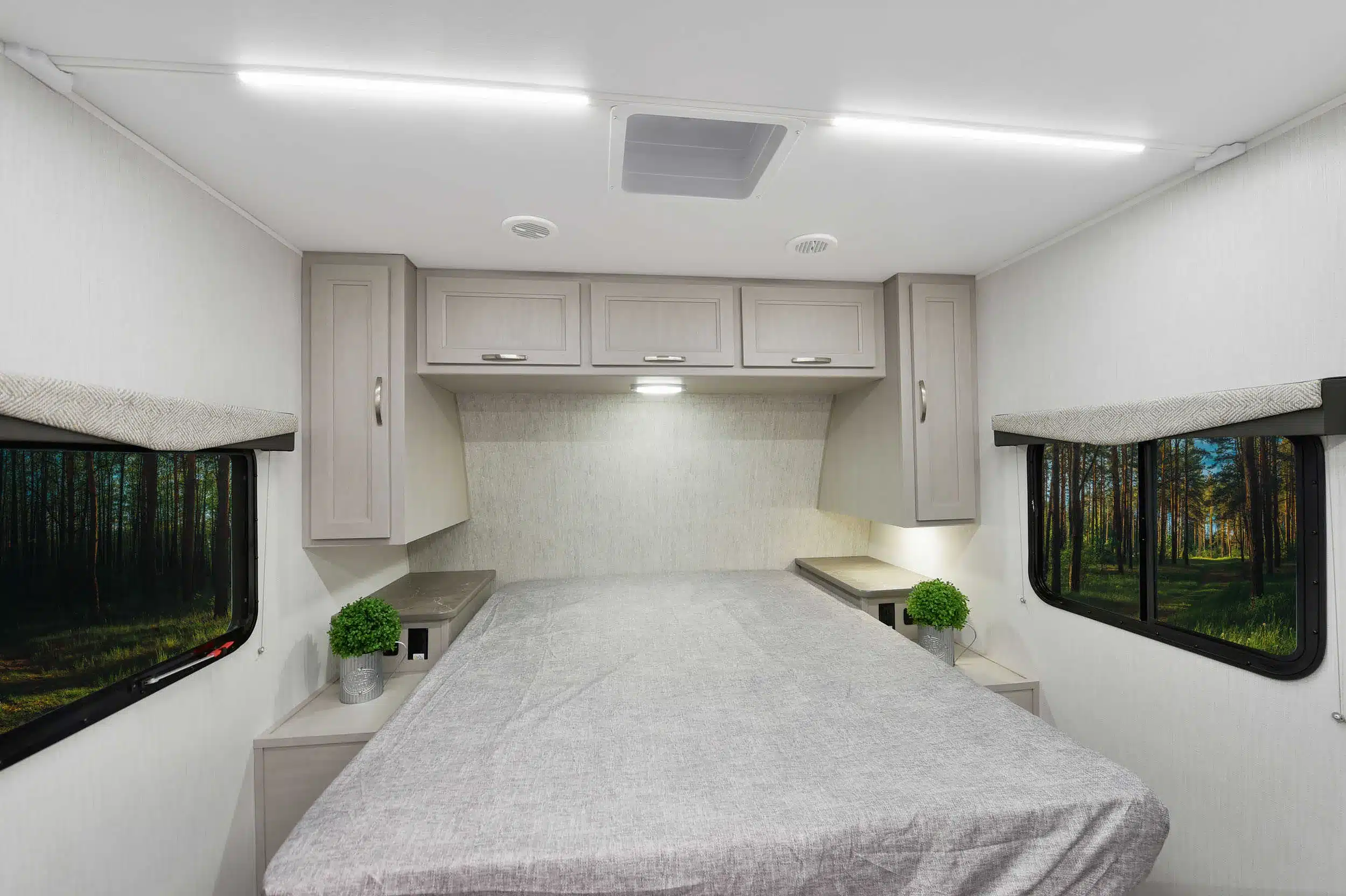 Wohnwagen-Innenraum des Shadow Cruiser 235RBS mit Doppelbett und Schränken