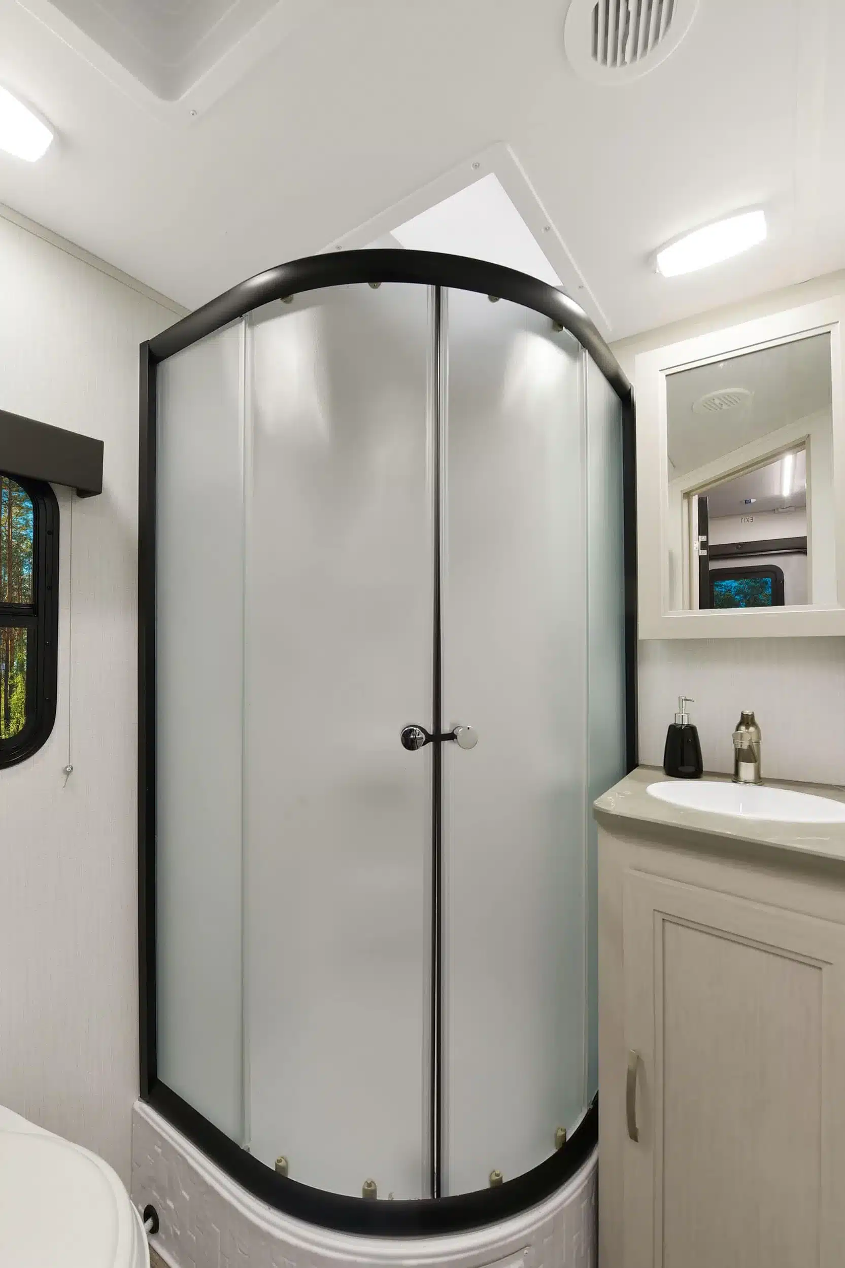 Badezimmer mit Duschkabine und Waschbecken im Shadow Cruiser 235RBS Wohnwagen