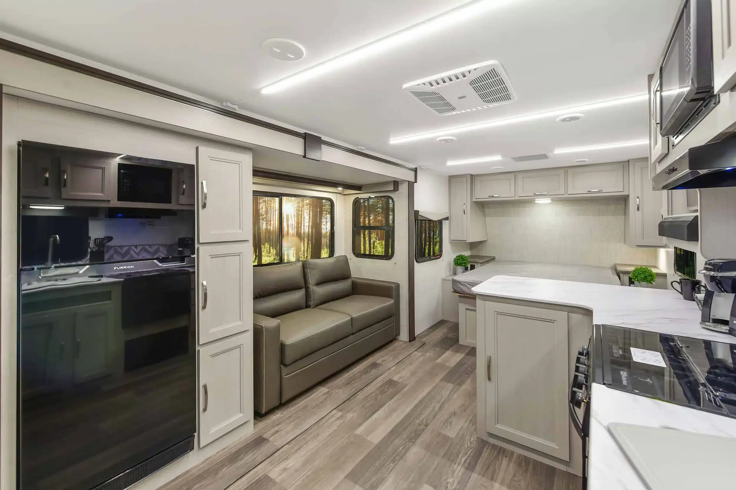 Innenansicht des Shadow Cruiser 235RBS mit Küche, Sofa und viel Stauraum