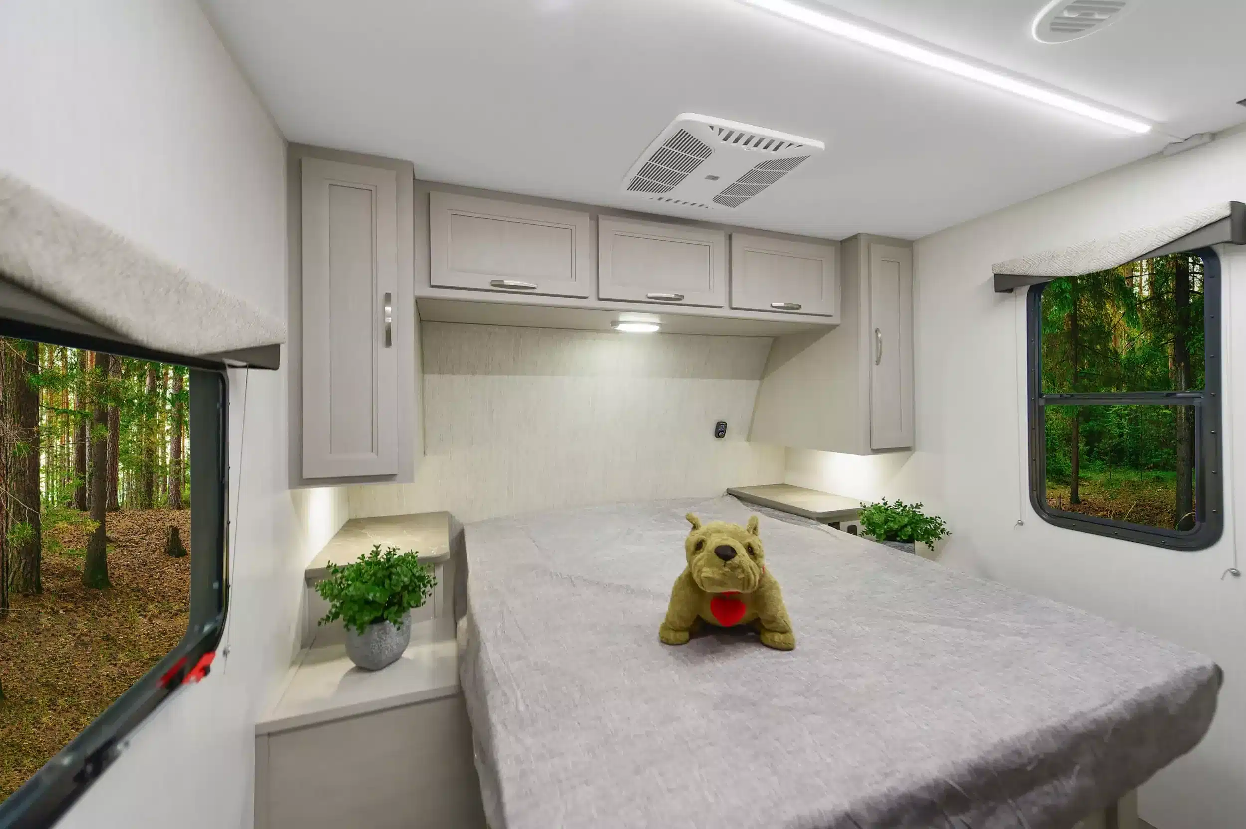 Schlafzimmer im Shadow Cruiser 261RB Wohnanhänger mit Queen-Size-Bett und Ausblick ins Grüne