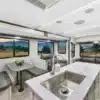 Innenansicht des Shadow Cruiser 300RLS Travel-Trailers mit großzügiger Sitzgruppe, Couch und Kücheninsel