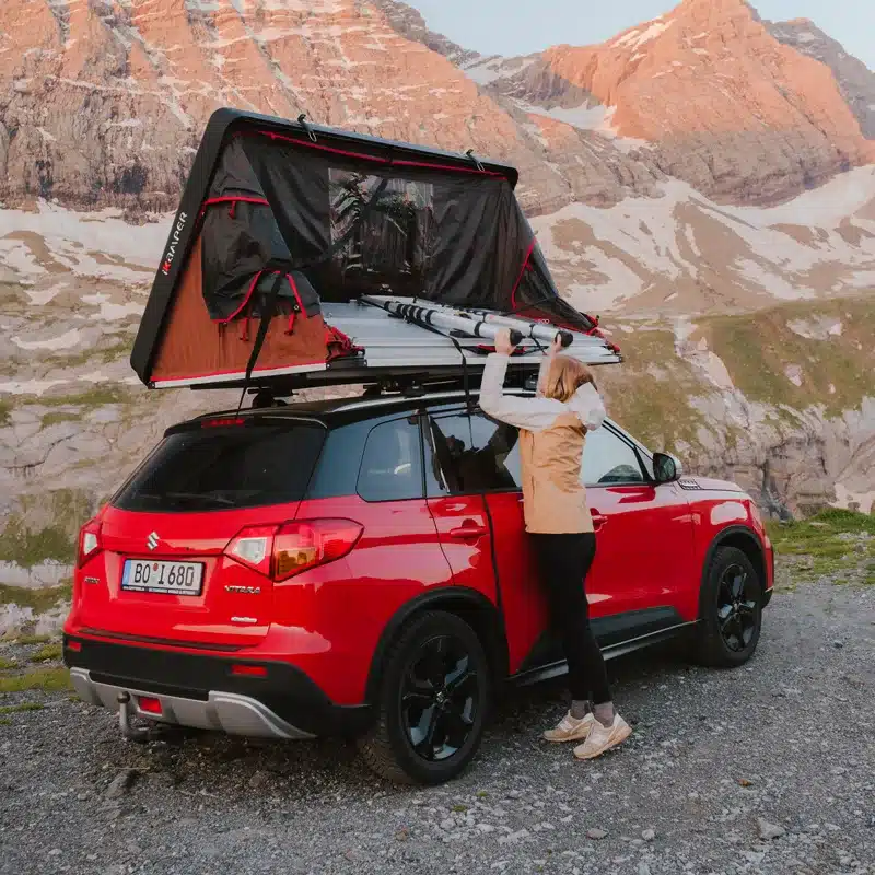 Skycamp 2.0 Dachzelt von iKamper aufgeklappt auf Fahrzeugdach vor Gebirgskulisse