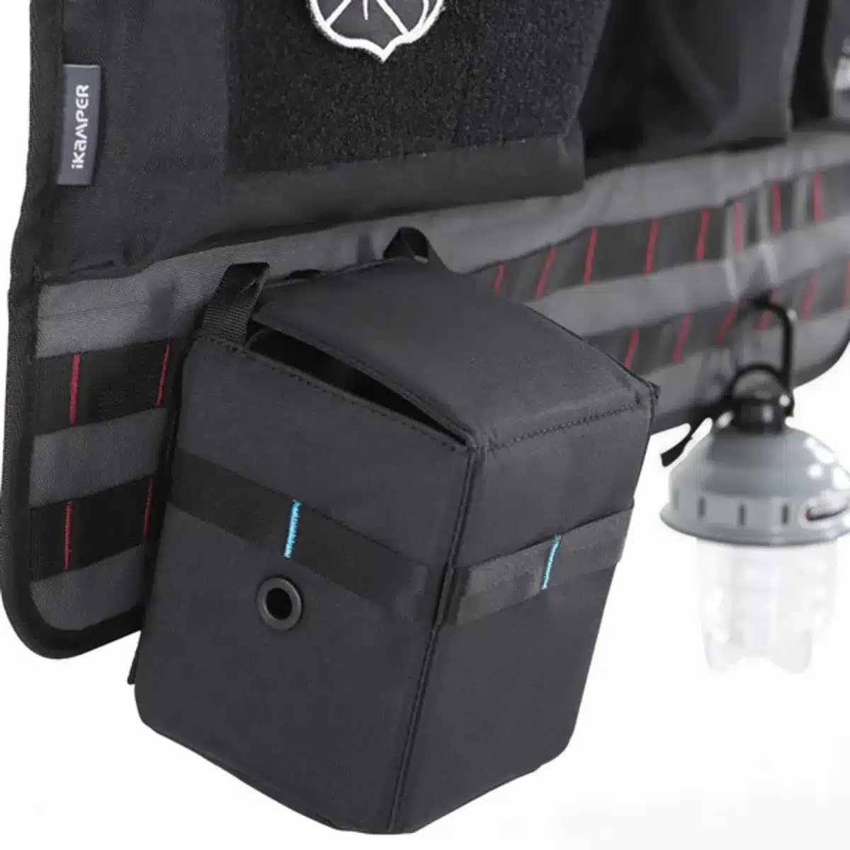 Nahaufnahme des iKamper Skycamp Taschen-Organizers, befestigt im Dachzelt mit Lampe