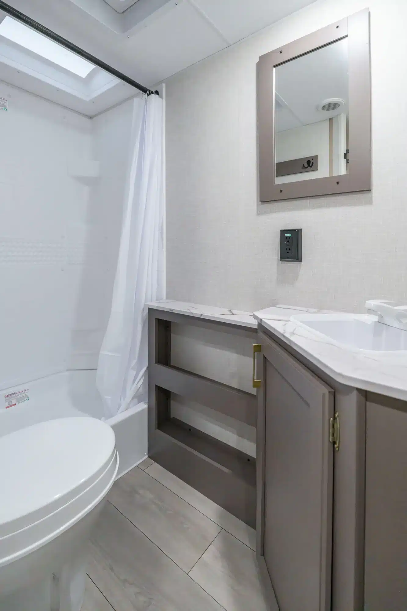 Innenansicht des Badezimmers im Sportsmen Select Travel Trailer mit WC, Waschbecken und Dusche