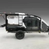 Stockman Rover 02 Offroad-Camper mit ausgeklappter Markise, Ansicht von der Seite, All-Terrain-Reifen, autarker Aufbau.