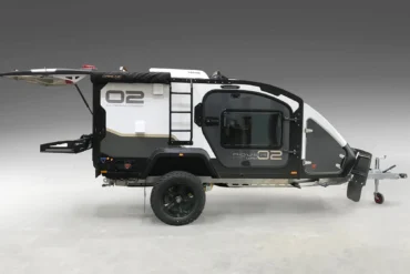 Stockman Rover 02 Offroad-Camper mit ausgeklappter Markise, Ansicht von der Seite, All-Terrain-Reifen, autarker Aufbau.