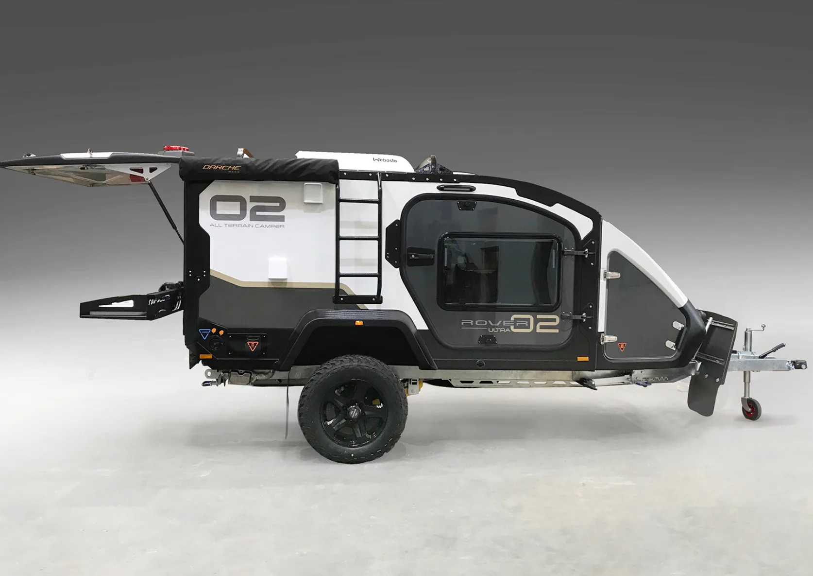 Seitenansicht des Stockman Rover 02 Offroad-Pod-Campers mit geöffneter Heckklappe und All-Terrain-Reifen