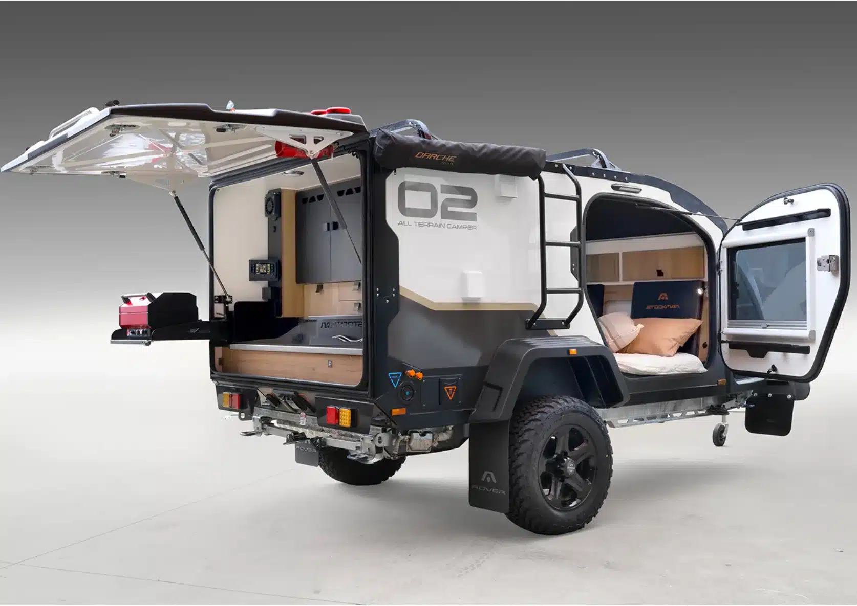 Stockman Rover 02 Camper mit offener Heckklappe, ausgestatteter Outdoorküche und sichtbarer Schlafkabine, Modell All Terrain