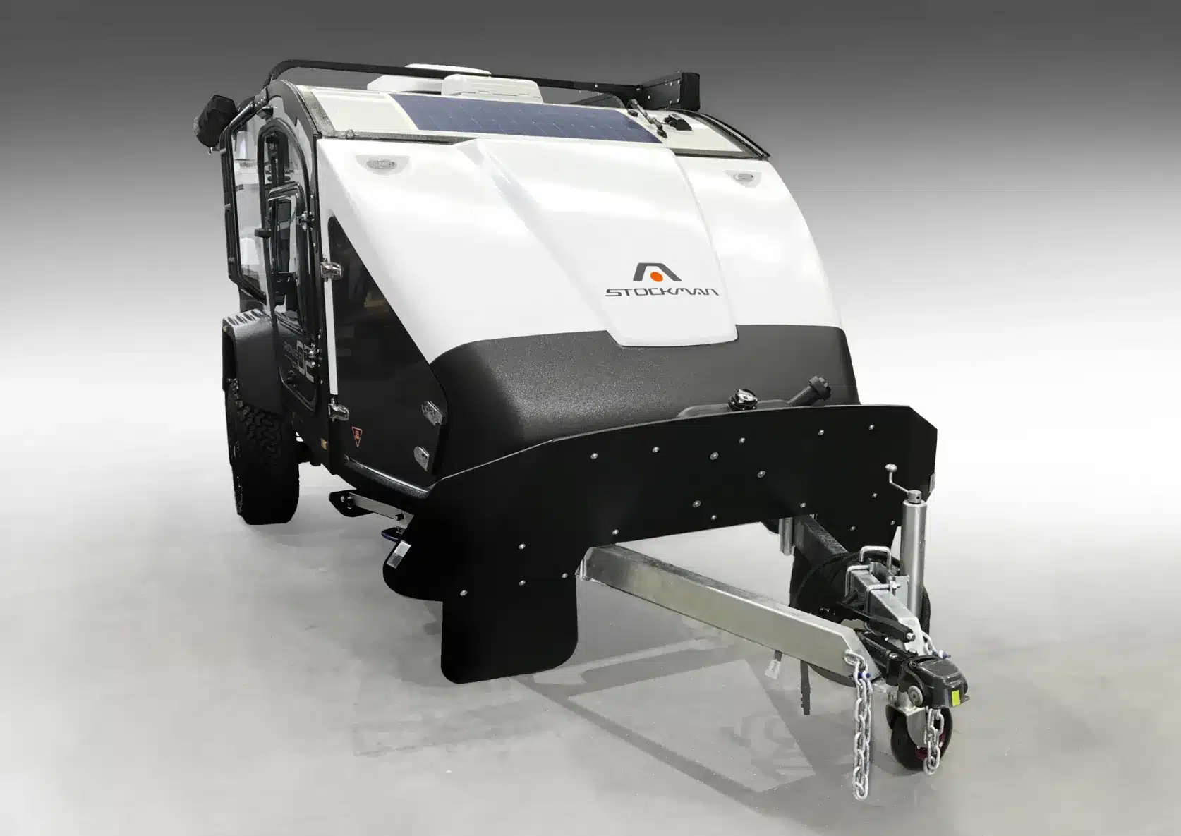 Frontansicht des Stockman Rover 02 Pod-Campers mit Offroad-Ausstattung und markantem Design