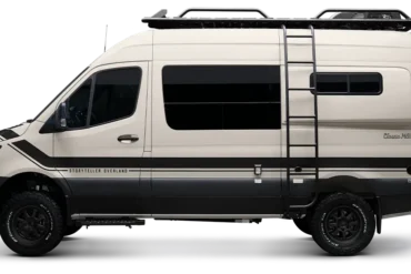 Classic MODE OG Campervan mit Allradantrieb und Hochdach auf Mercedes-Benz Sprinter-Basis in Seitenansicht