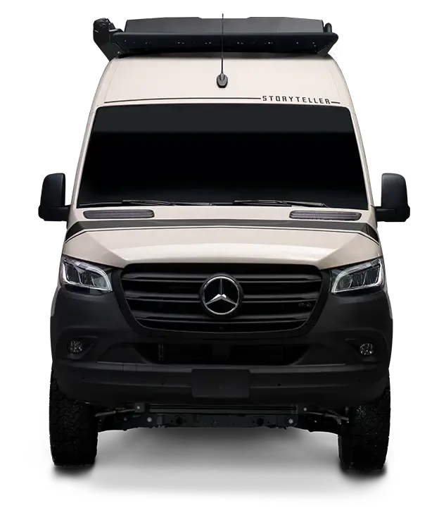Frontansicht eines Storyteller Classic MODE OG Campervans auf Mercedes-Benz Sprinter 2500 Basis mit Allrad und Hochdach.
