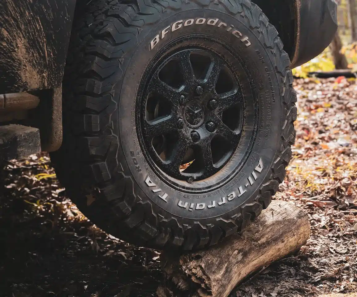 Grobstolliger All-Terrain-Reifen auf Heavy-Duty-Felge am Van auf unbefestigtem Untergrund