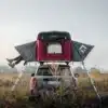 Ausgeklapptes TEDPop Dachzelt auf Autodach mit Teleskopleitern und Panorama-Schlafplatz in der Natur