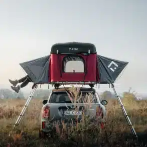Ausgeklapptes TEDPop Dachzelt auf Autodach mit Teleskopleitern und Panorama-Schlafplatz in der Natur