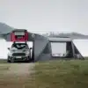 TEDPoP Set bestehend aus Dachzelt und Anbauzelt auf einem Fahrzeug, mit Ausblick auf einen See.