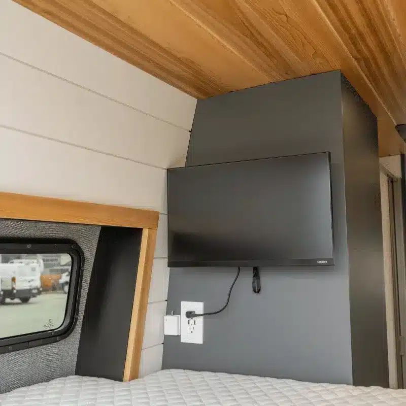Fernseher und Steckdosen im Innenraum des ausgebauten Mercedes Sprinter Vans