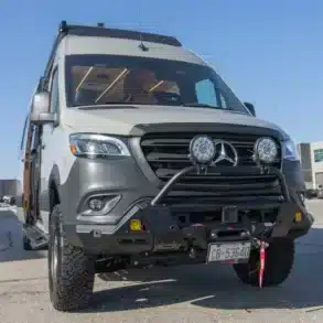 Vorderansicht des Mercedes Sprinter 170WB Campervans 'The Sleepy Hollow' mit Offroad-Umbau, Zusatzbeleuchtung und robustem Stoßfänger.