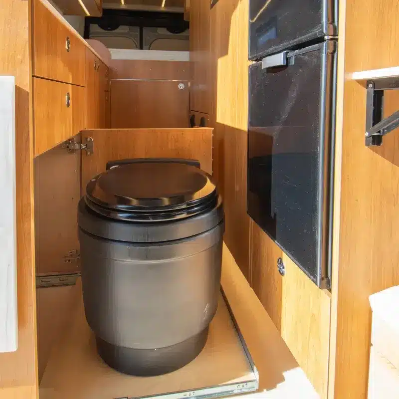 Laveo Dry Flush Toilette in einem ausgebauten Mercedes Sprinter Campervan