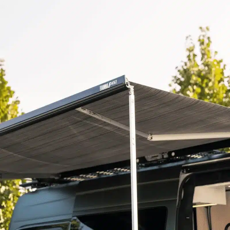 Fiamma F45S Markise an einem Mercedes Sprinter Campervan beim Ausfahren, seitliche Ansicht.