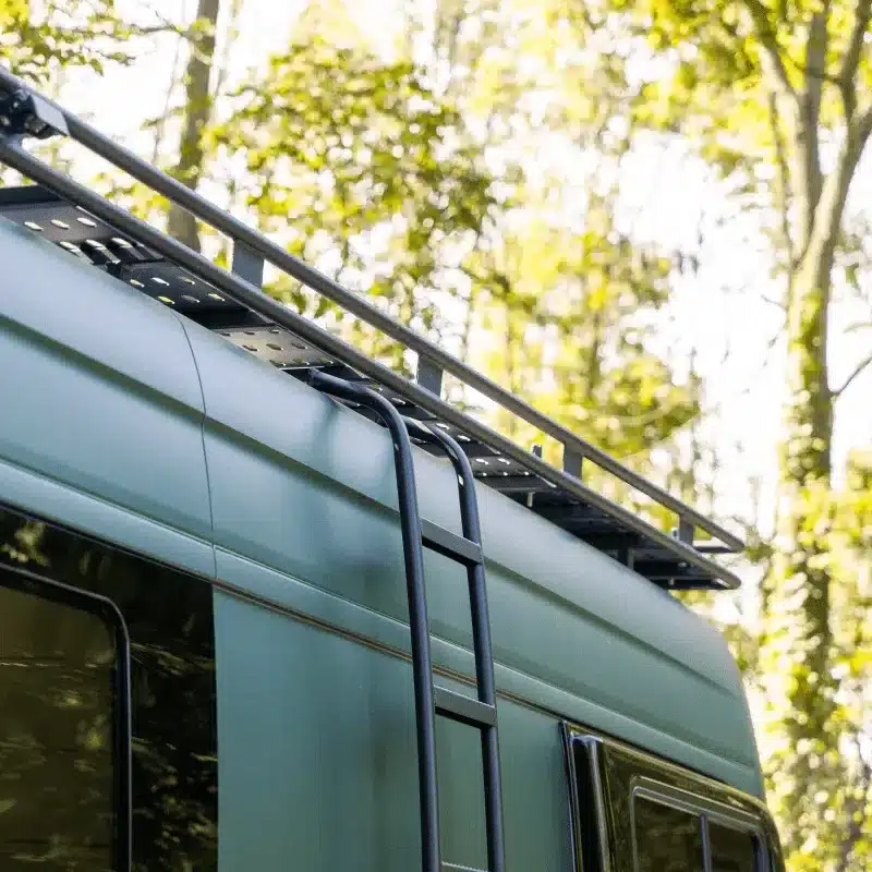 Dachträger und Leiter am Mercedes Sprinter Kastenwagen für autarkes Reisen
