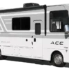 Seitenansicht des Thor A.C.E. Class-A-Motorhomes in Weiß mit auffälliger Front und großem Panorama-Fenster.