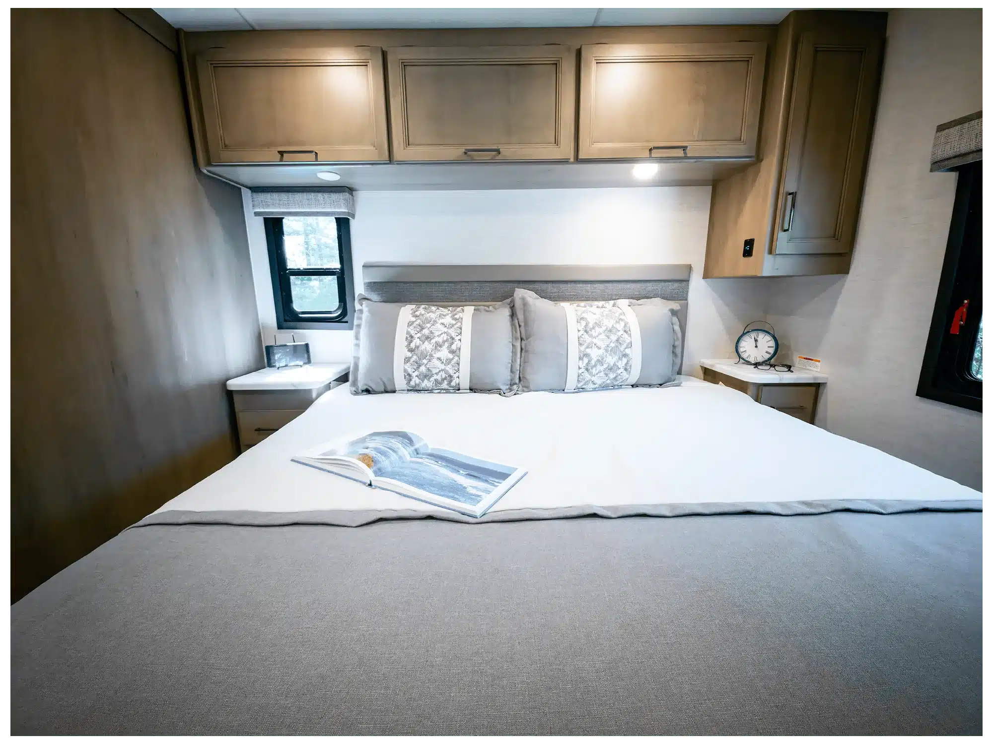 Schlafbereich mit großem King-Size-Bett, mehreren Kissen und Einbauschränken im Thor A.C.E. Wohnmobil