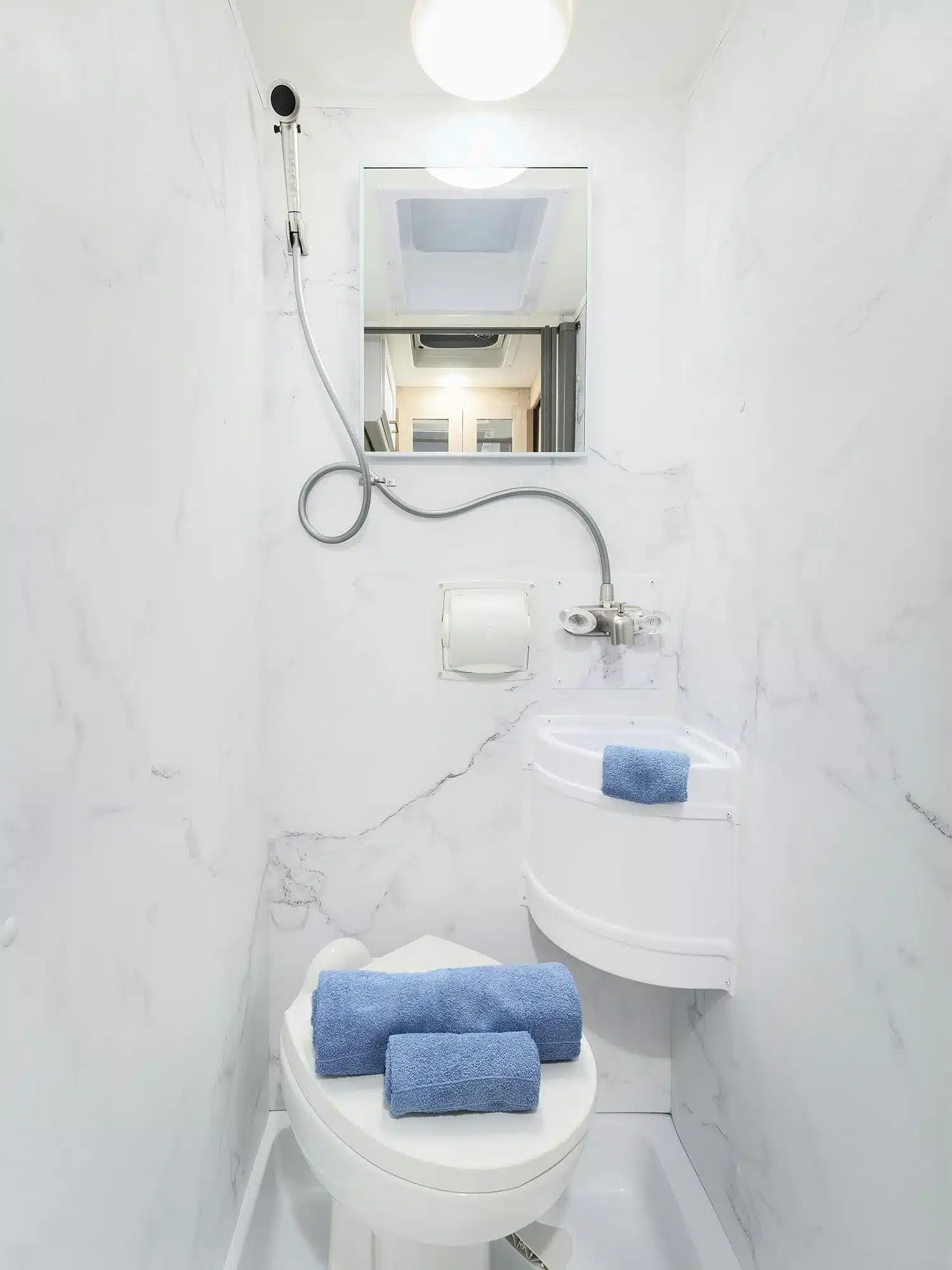 Badezimmer mit Dusche, Toilette und Spiegel im Thor Chateau 2026 Wohnmobil
