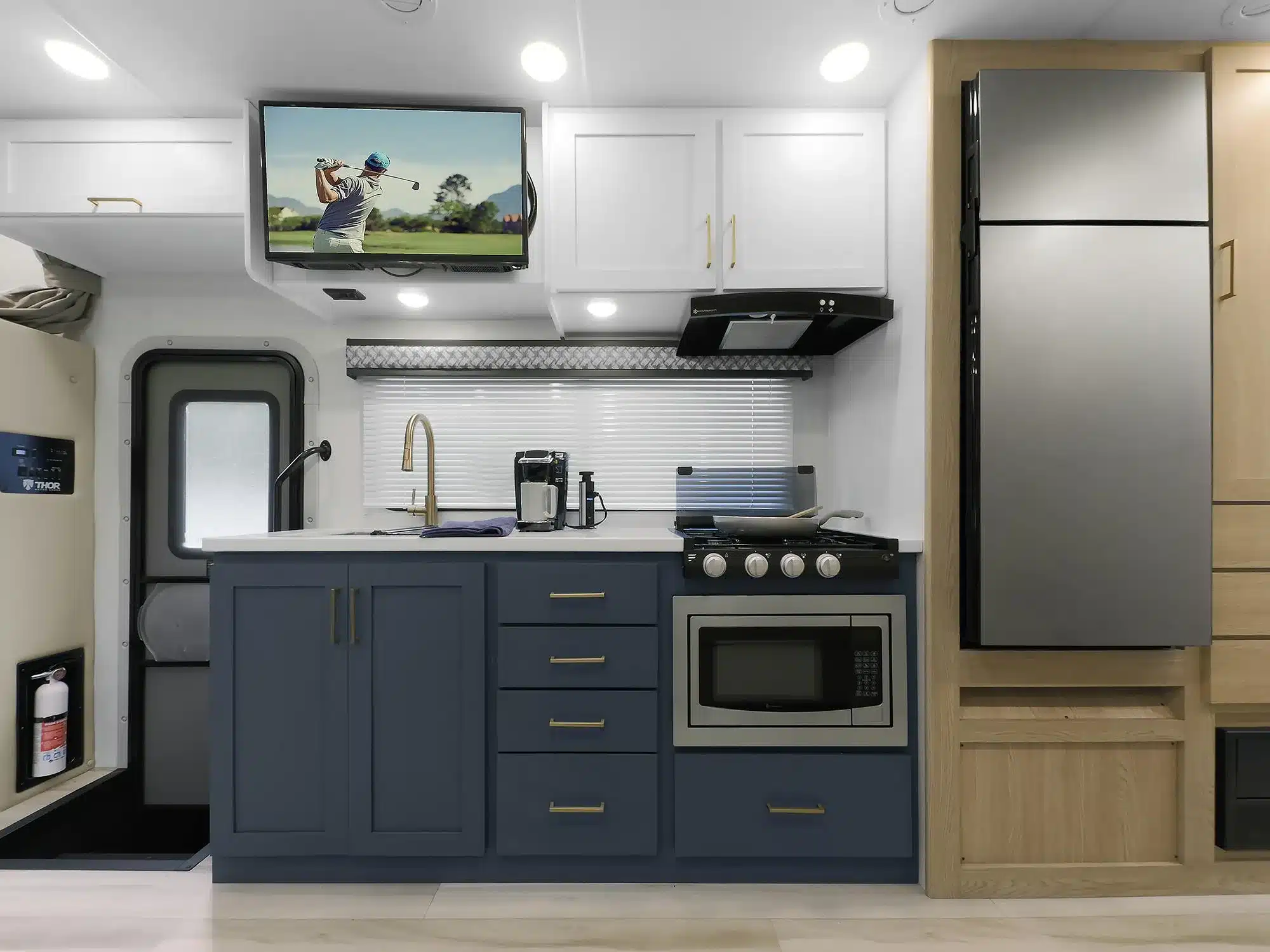Innenansicht des Thor Echelon Sprinter mit moderner Küche, Fernseher und Stauraum