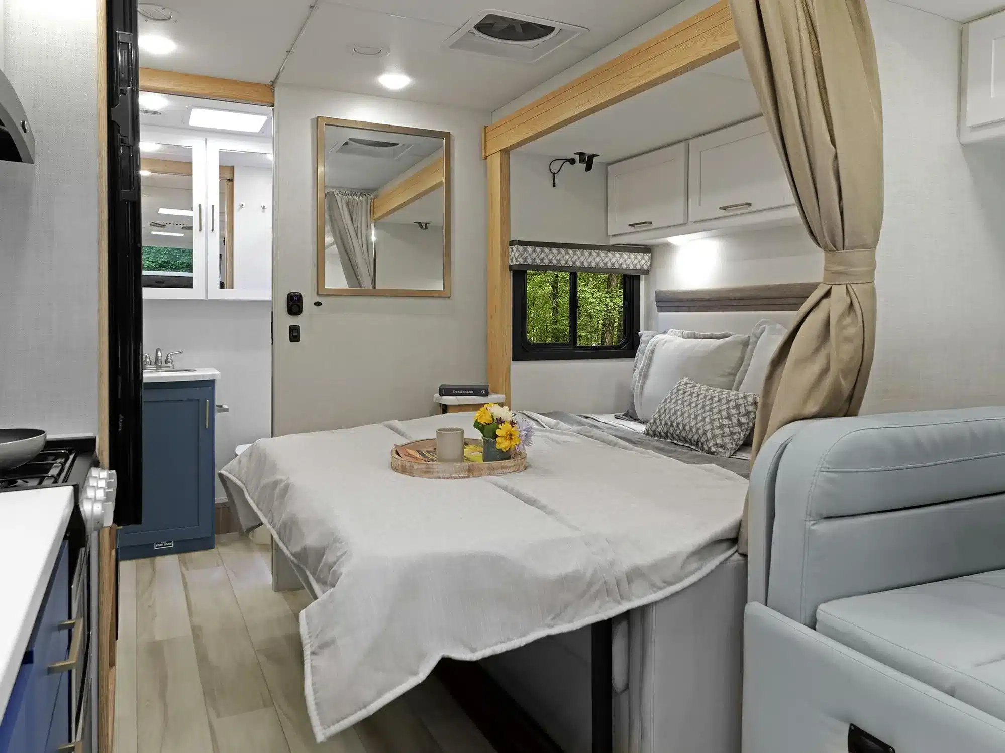 Hochwertig ausgestatteter Innenraum eines Thor Echelon Sprinter Wohnmobils mit Bett, Bad und Stauraum