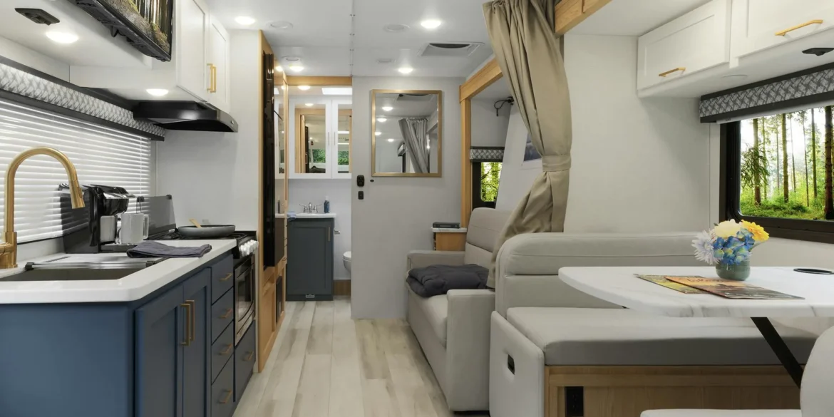 Innenansicht des Thor Echelon Sprinter Class-C-Motorhomes mit moderner Küche, Sitz- und Essbereich