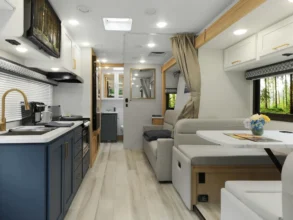 Innenansicht des Thor Echelon Sprinter Class-C-Motorhomes mit moderner Küche, Sitz- und Essbereich