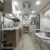 Innenansicht des Thor Four Winds Sprinter 24LV mit heller Küche, Sitzplätzen und modernem Design.