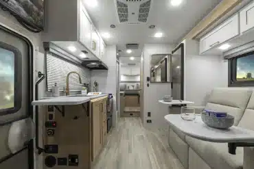 Innenansicht des Thor Four Winds Sprinter 24LV mit heller Küche, Sitzplätzen und modernem Design.