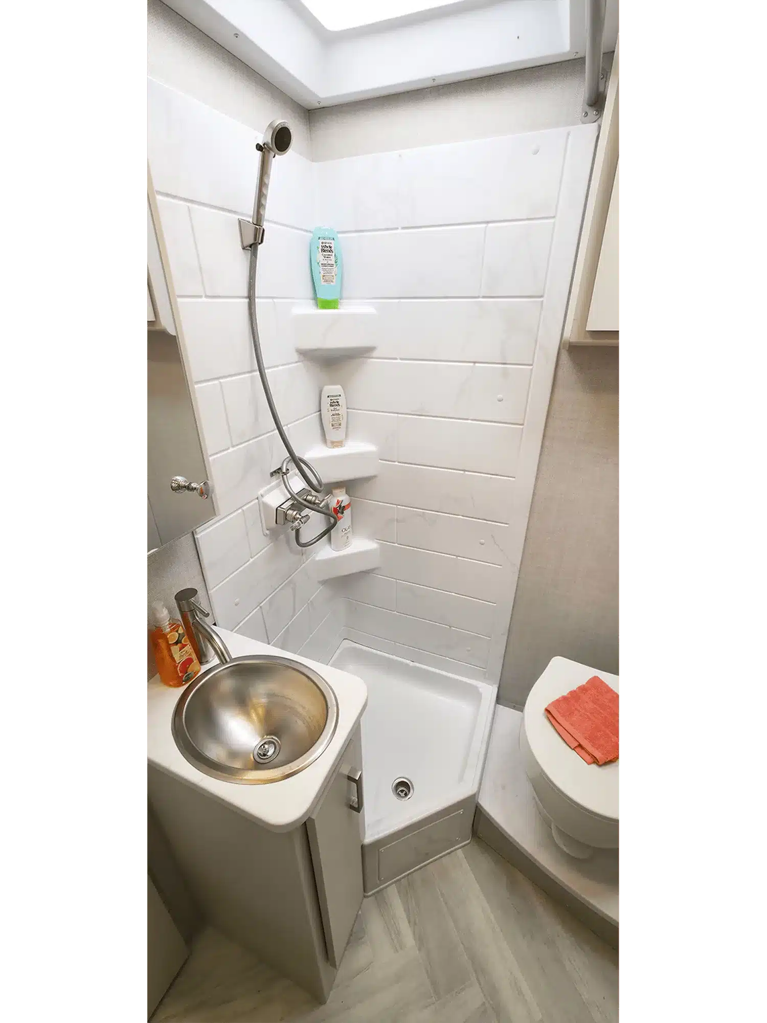 Kompaktes Wohnmobilbad mit Dusche, Waschbecken und WC im Thor Gemini AWD.