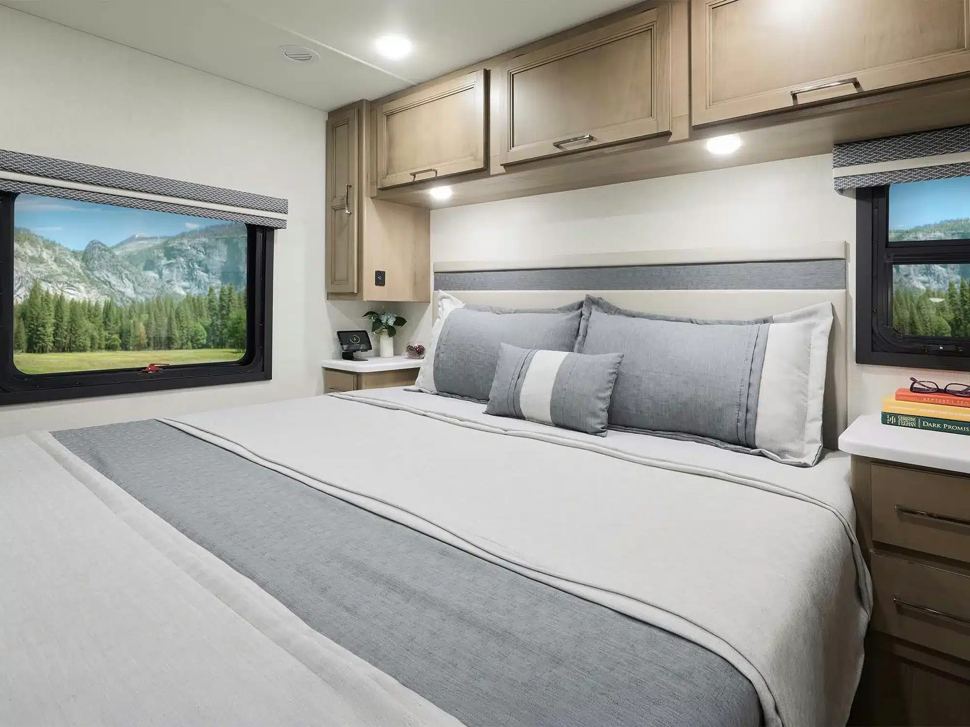 Schlafzimmer im Thor Hurricane 2026 Motorhome mit Doppelbett, Stauraum und Panoramafenster.
