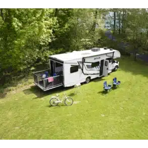 Thor Outlaw Class C 2026 Wohnmobil mit Patio-Deck und Ausstattung auf einer Wiese, Blick von oben.