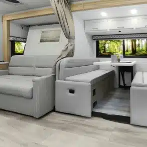 Wohnbereich mit Murphy-Bett und Sitzgruppe im Thor Quantum Sprinter MB24, Modell 2026