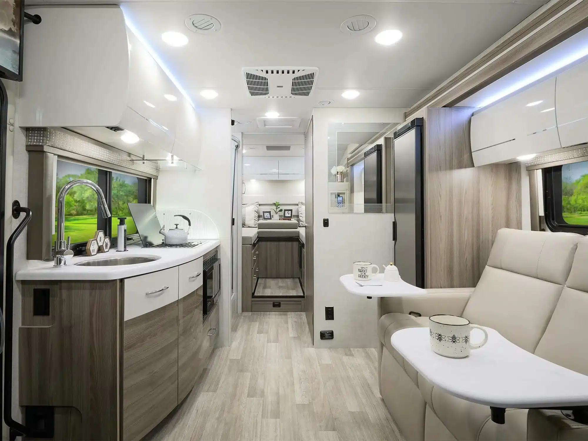 Geräumiger und luxuriöser Innenraum eines Thor Tiburon Sprinter Wohnmobils mit moderner Küche, Sofa und Wohnbereich