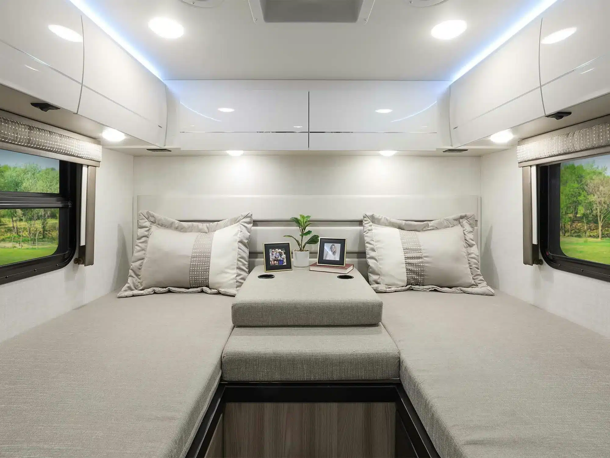 Schlafbereich mit zwei Einzelbetten und Stauraum im Thor Tiburon Sprinter Wohnmobil