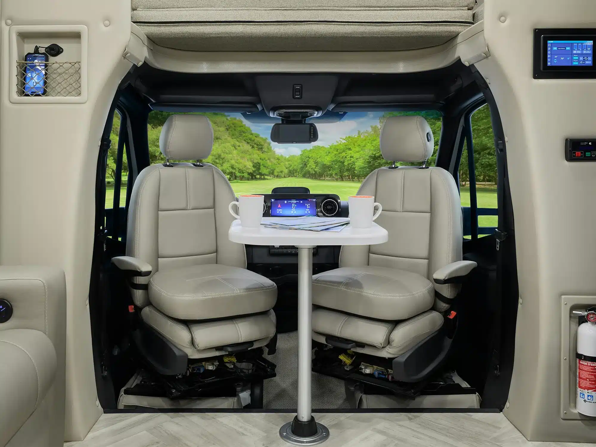 Komfortabler Wohnbereich mit drehbaren Vordersitzen und Tisch im Thor Tiburon Sprinter Wohnmobil