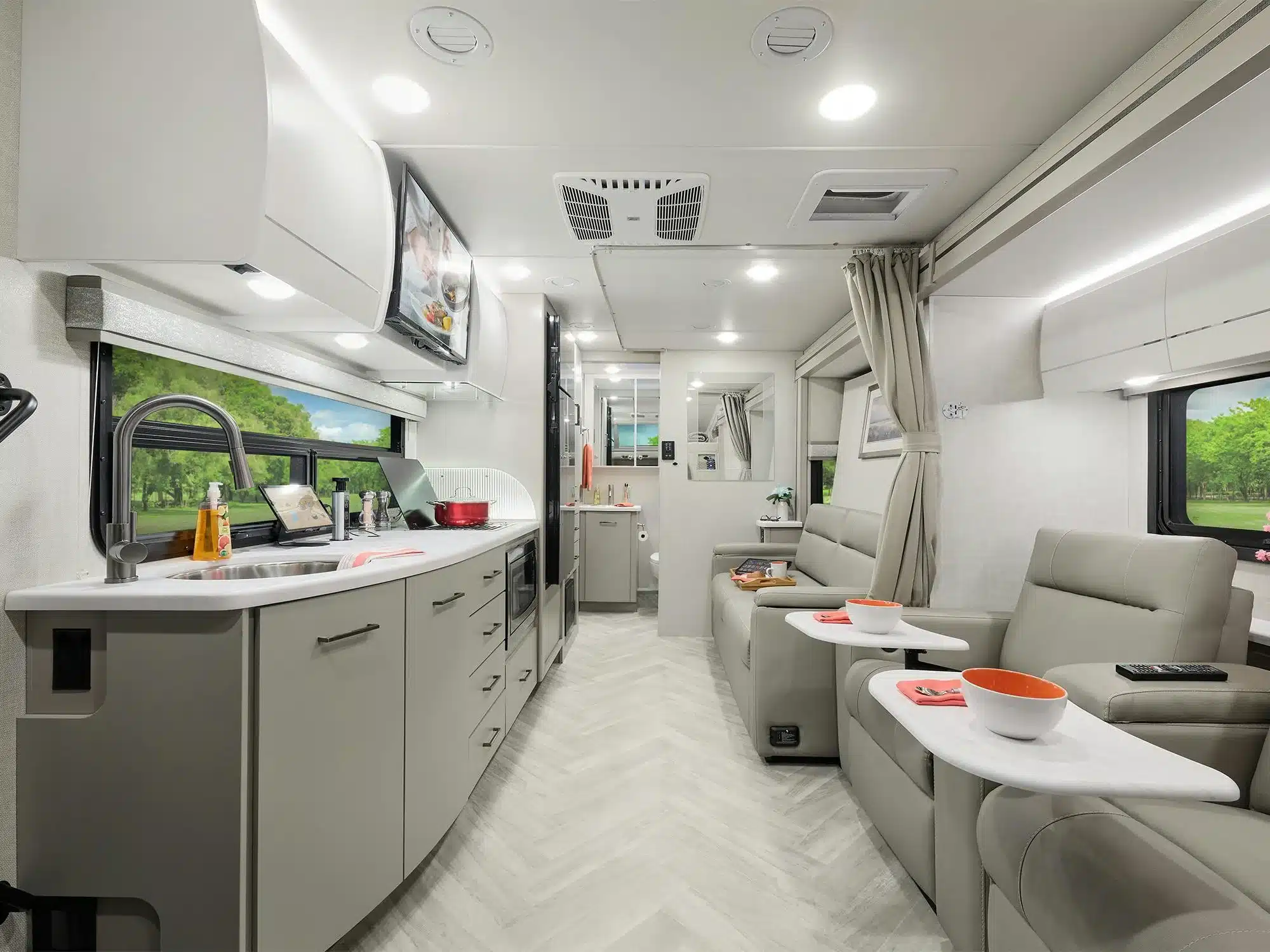 Innenaufnahme des Thor Tiburon Sprinter 24RW mit moderner Küche, bequemen Sitzgelegenheiten und großzügigem Wohnraum