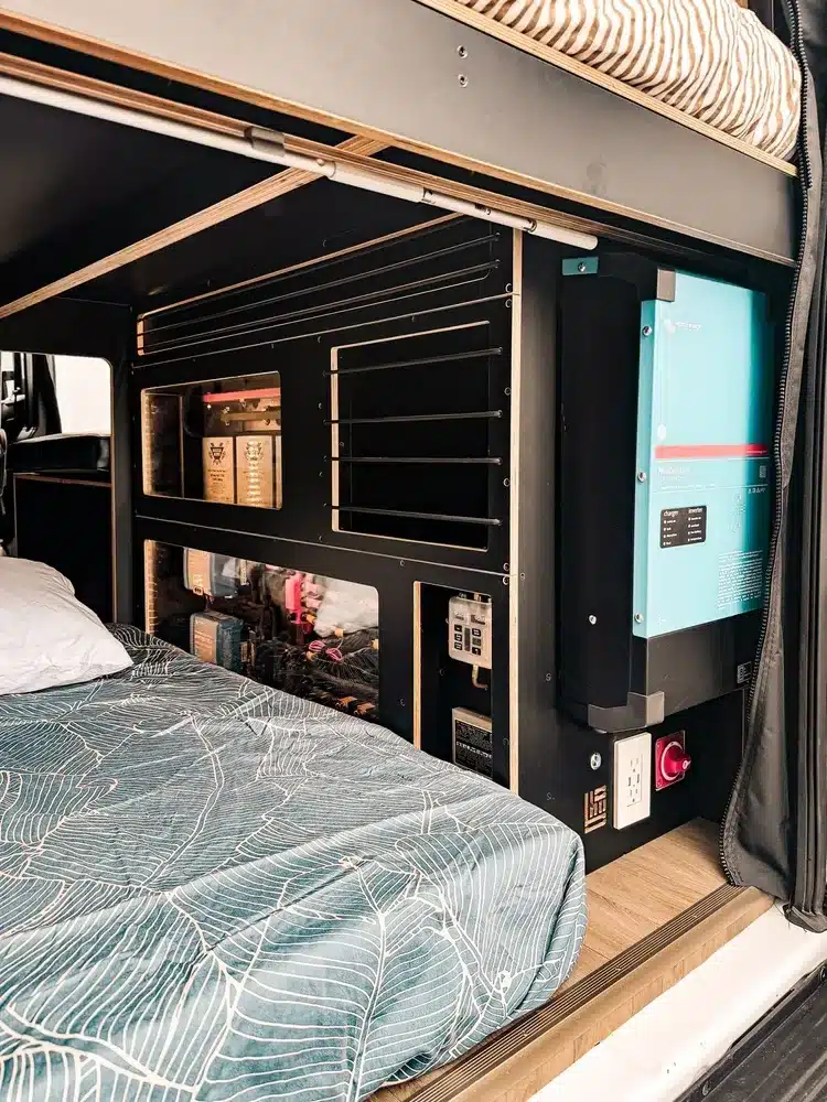 Victron-Energiesystem mit Elektrik und Stauraum im Familien-Campervan RAM Promaster 159.