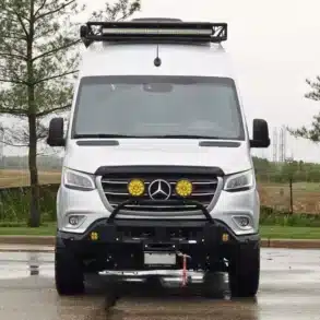 Vancini Mount Robson Campervan, Mercedes Sprinter, Allradantrieb, Frontansicht auf nasser Fahrbahn